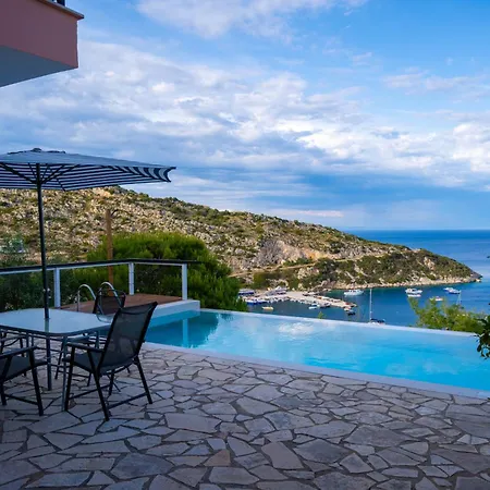 Coastal Paradise Found - Komis' Private Pool Retreat Willa