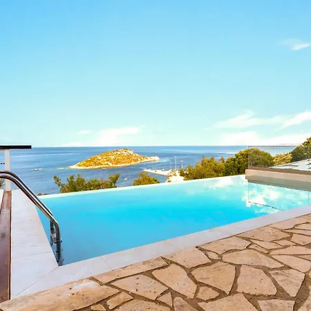 Willa Coastal Paradise Found - Komis' Private Pool Retreat *