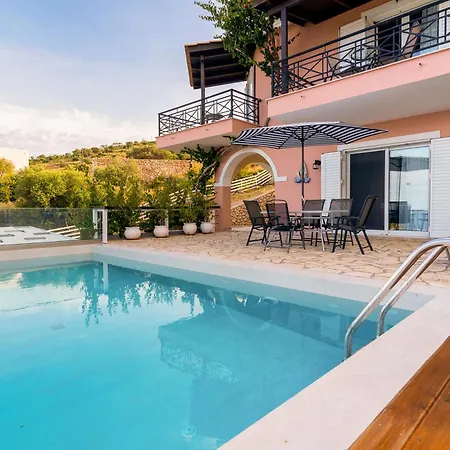 Coastal Paradise Found - Komis' Private Pool Retreat Willa