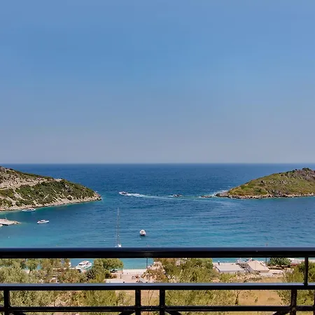 Coastal Paradise Found - Komis' Private Pool Retreat Willa *