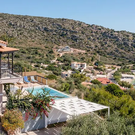 Coastal Paradise Found - Komis' Private Pool Retreat *